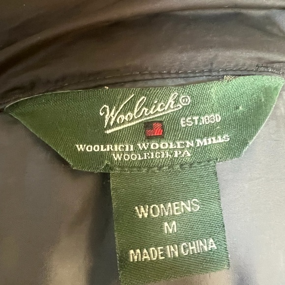 Woolrich size medium down quilted long winter Parka w/ hidden hood black zipper - Picture 4 of 14